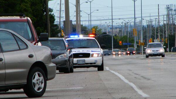LA POLICIA DE TORONTO DISPARA Y HIERE A UN HOMBRE ARMADO FRENTE UNA ESCUELA