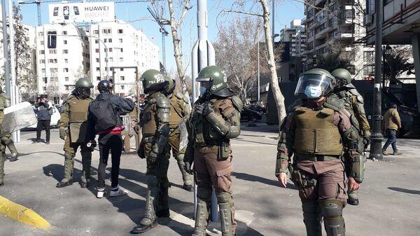 LA POLICIA CHILENA REPORTA DESMANES EN MEDIO DE MANIFESTACION DE ESTUDIANTES