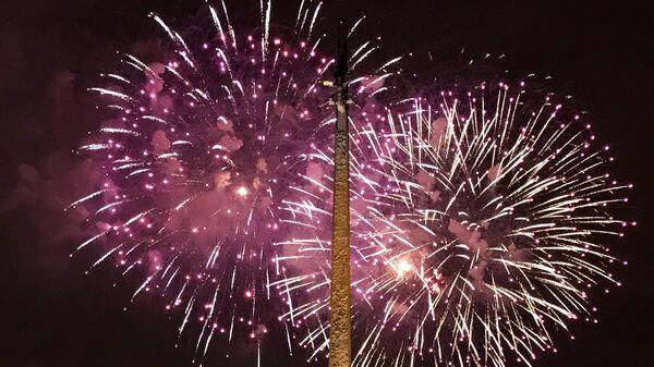DESTELLAN FUEGOS ARTIFICIALES EN EL CIELO DE MOSCU EL DIA DE SU CUMPLEANOS