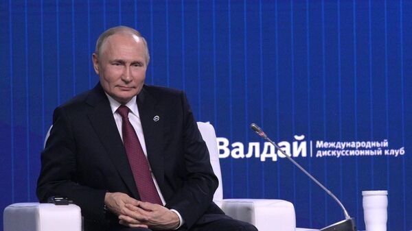PUTIN DA SU DISCURSO DURANTE LA SESIÓN PLENARIA DEL CLUB DE DEBATES VALDÁI